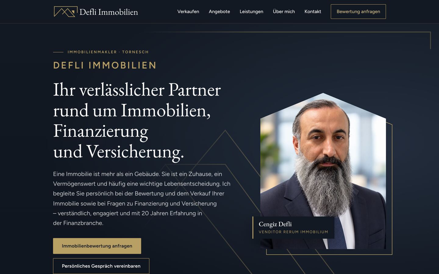 Startseite von Defli Immobilien mit Porträt im Dachgiebel