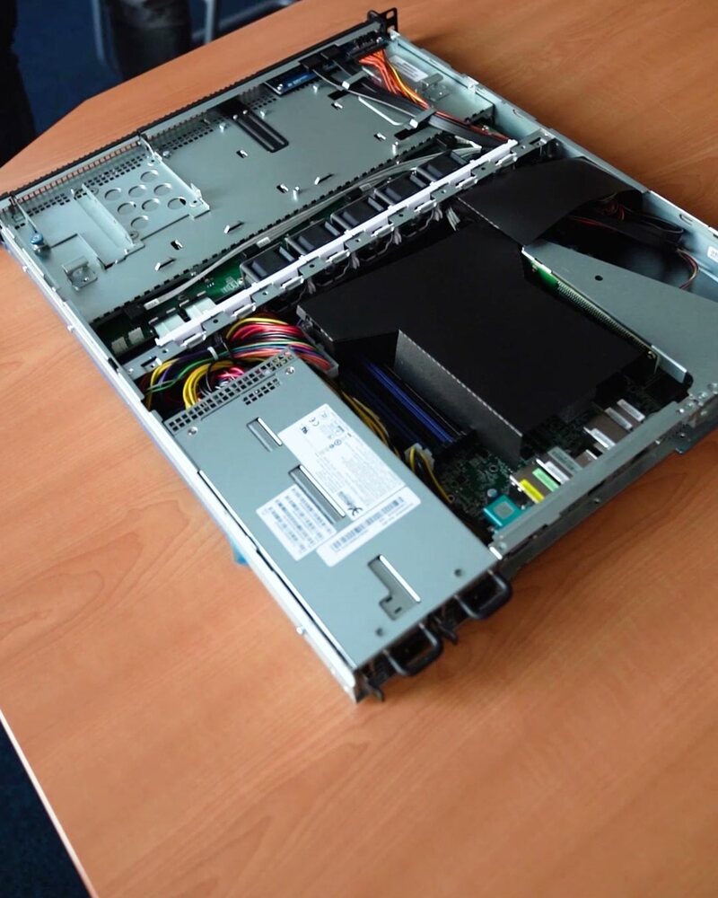 Neuer Rack-Server geöffnet auf dem Tisch
