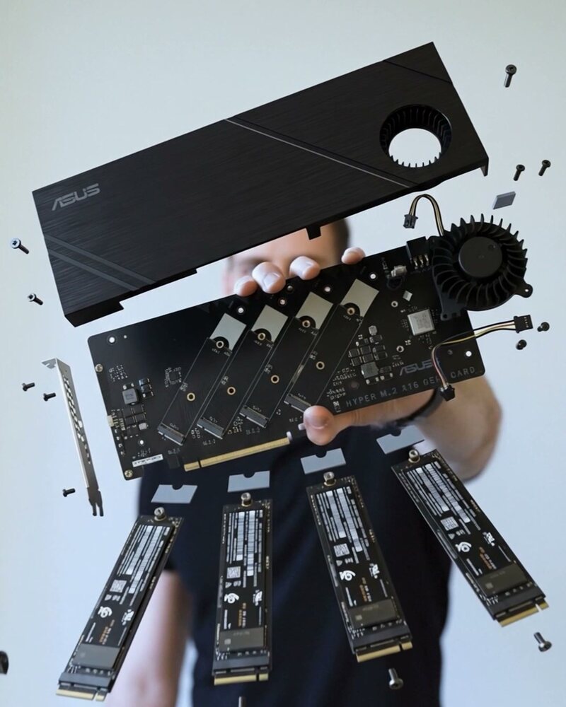 Erweiterungskarte mit vier NVMe-SSDs in Explosionsansicht
