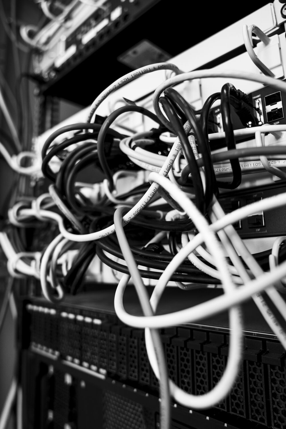 Verknäulte Netzwerkkabel im alten Serverschrank