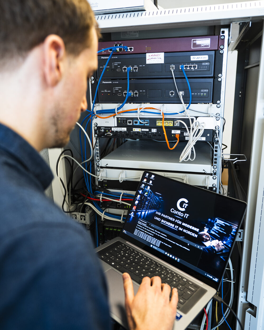 Nico Contopidis arbeitet am Serverschrank beim Kunden