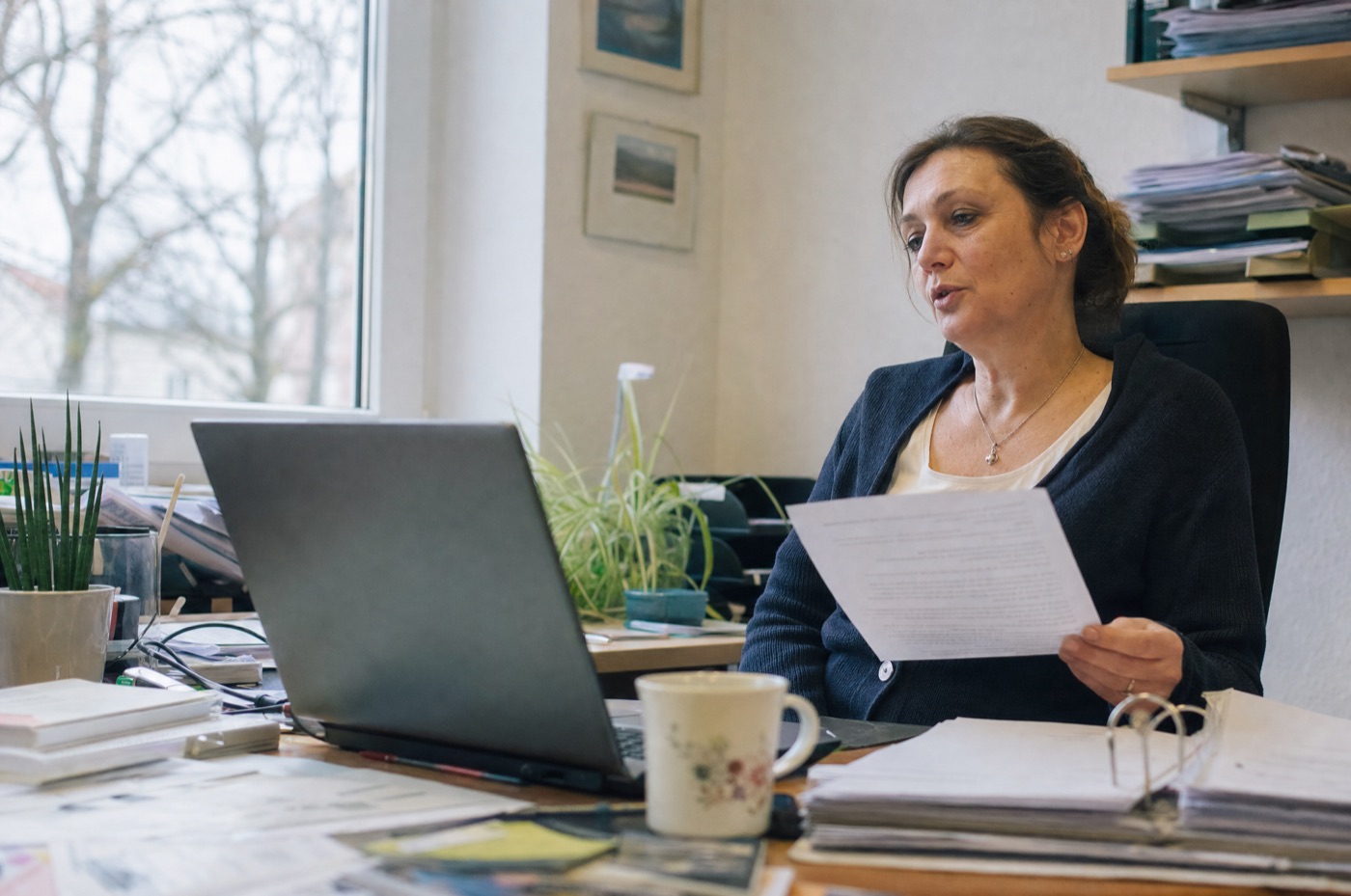 Mitarbeiterin diktiert am Laptop im Büro